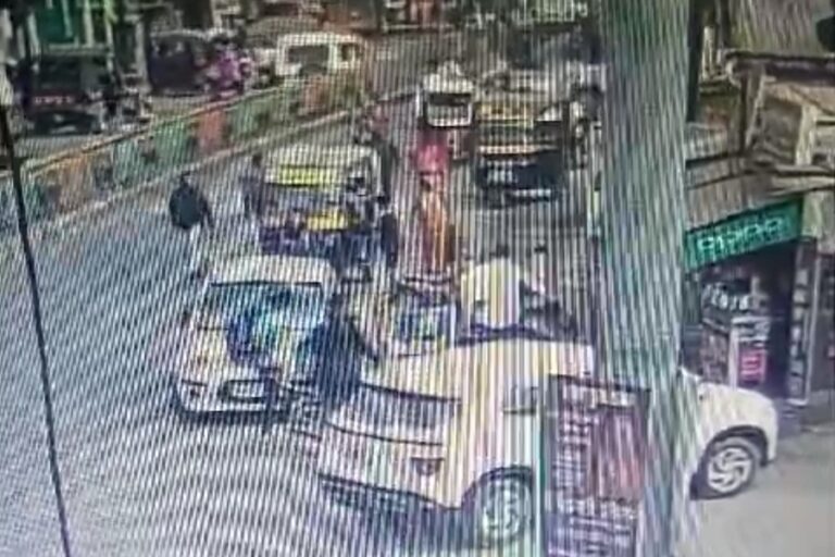 सागर में दो लोगों के बस में छूटे बैग पुलिस ने 5 घंटे मेहनत कर वापस करवाए