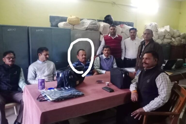 सागर में सहकारिता निरीक्षक को बिल के एवज़ में रिश्वत लेते लोकायुक्त ने पकड़ा