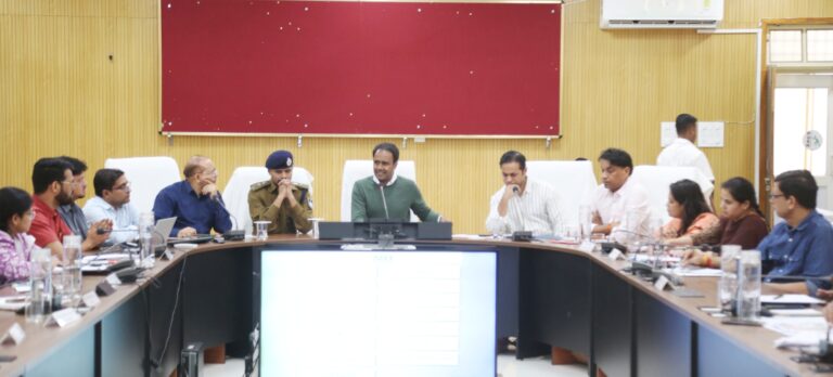 खाद वितरण केन्द्रों पर उपलब्ध कराईं जाएं मूलभूत सुविधाएं – कलेक्टर  संदीप जी. आर.