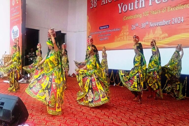 गौर उत्सव: लोकवाद्य, लोक नृत्य, प्रहसन और मूक अभिनय में प्रतिभागियों ने दी कलात्मक अभिव्यक्ति