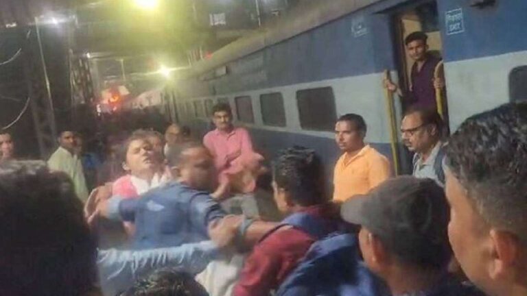 ट्रेन पकड़ने प्रेमी के साथ पहुँची महिला, पति आया तीनो में घमासान का वीडियो वायरल