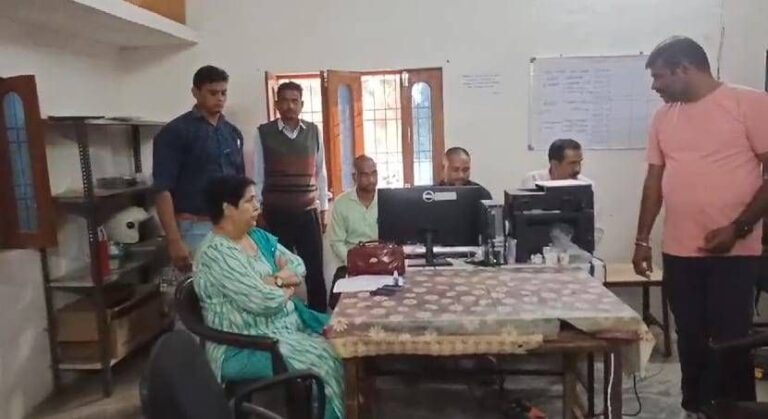 लोकायुक्त की कार्यवाही MPEB का जेई और कंप्यूटर ऑपरेटर रिश्वत लेते हुए गिरफ्तार