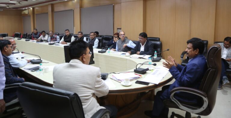 लोकपथ एक पर सभी सड़कों की जानकारी अद्यतन करें, किसानों को बिजली आपूर्ति सुनिश्चित करें’ – संभाग कमिश्नर डॉ. रावत