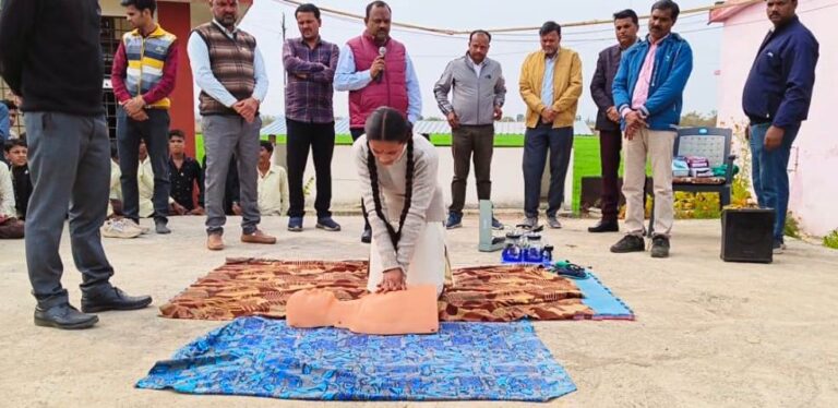 उत्कृष्ट डॉक्टरों की टीम ने स्कूल विद्यार्थियों को सीपीआर ,वाइटल साइन तथा स्टेथोस्कोप की जानकारी दी