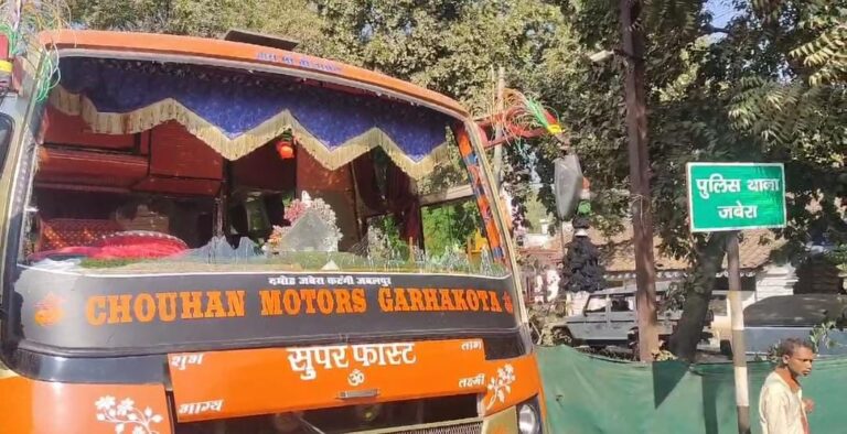 कंडक्टर ने नहीं रुकवाई बस तो स्कूली छात्रा ने पत्थर से फोड़ा बस का कांच