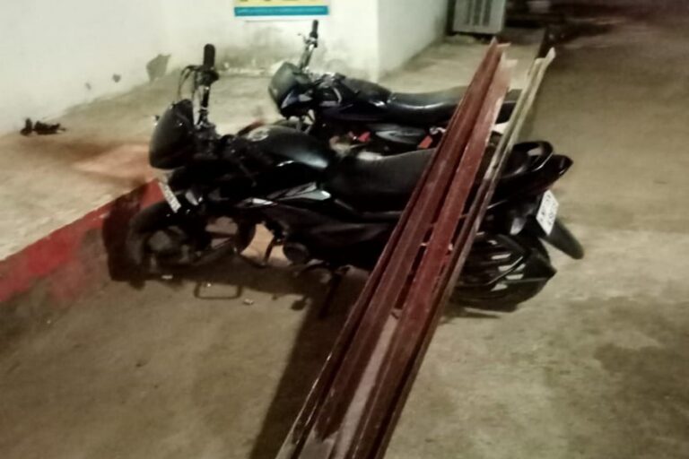 सागर में मोटरसाइकिल पर फैंसिंग के पोल उखाड़ ले जा रहे चोरों को वन विभाग ने पकड़ा