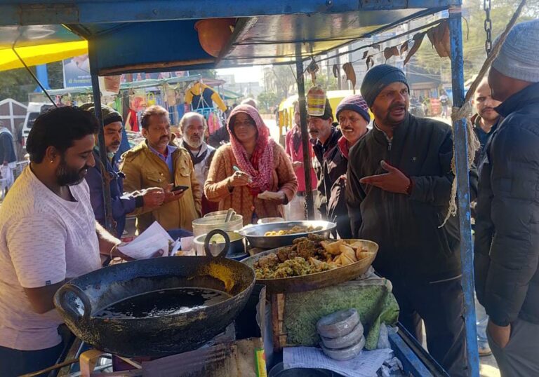 शहर में कचरा फैलाते पाये जाने वाले 14 लोगो पर 7000 रूपये का जुर्माना