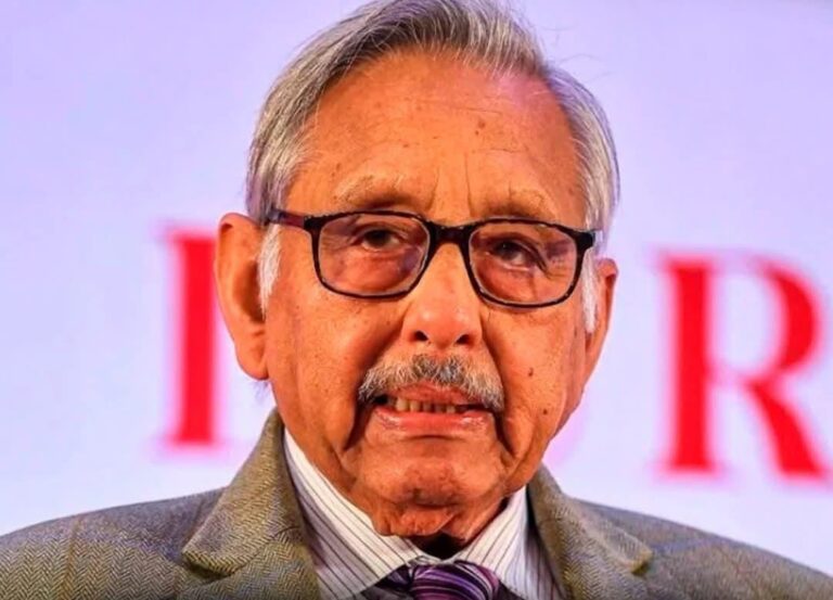 पूर्व केंद्रीय मंत्री मणिशंकर अय्यर ने गाँधी परिवार को घेरा