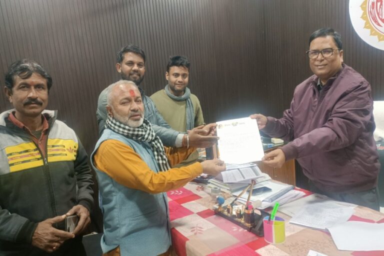 सागर में नगर पालिका सीएमओ क़ो बर्खास्त करने की मांग को लेकर संयुक्त संचालक को ज्ञापन सौंपा गया