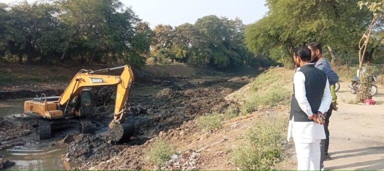 निगमाध्यक्ष ने बड़ी नदी का किया निरीक्षण, डी-सिल्टिंग के दिये निर्देश