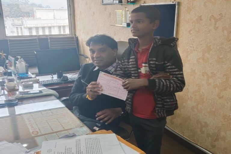 निगमायुक्त ने कर्मचारी एवं उसकी पत्नि की मृत्यु उपरांत उपादान राशि नाबालिग बच्चों को एफ.डी.आर.बनवाकर प्रदान की