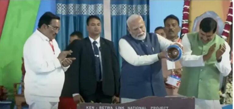 खजुराहो में प्रधानमंत्री मोदी ने केन-बेतवा लिंक परियोजना की रखी आधारशिला, अटल जी पर जारी किया डाक टिकट और सिक्का