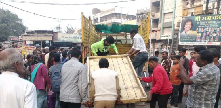 निगम ने सड़क पर हाथठेला पर दुकान लगाने वालों को हटाने की कार्यवाही की गई