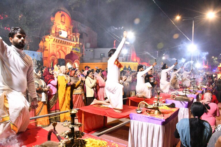 लाखा बंजारा झील किनारे मां गंगा जी की आरती में स्थानीय रहवासियों सहित तिब्बती शरणार्थी व अन्य शहरों के आगंतुक शामिल हुये