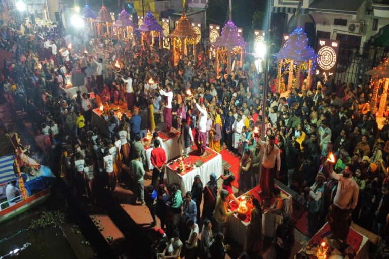 यह बनारस या हरिद्वार नहीं सागर में लाखा बंजारा झील किनारे गंगा आरती का नजारा है