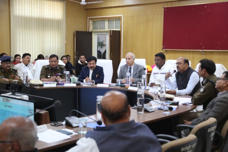 शासन की लोक हितकारी योजनाओं का लाभ समाज के अंतिम पंक्ति के अंतिम व्यक्ति तक पहुंचाने का काम करें अधिकारी