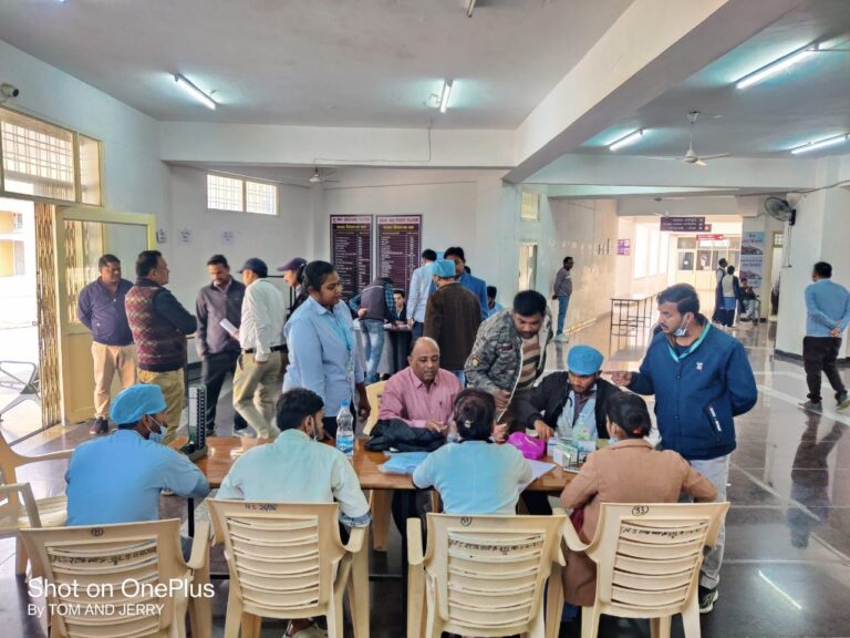 सागर जिला कलेक्ट्रेट परिसर में डॉ राय हॉस्पिटल द्वारा लगाया गया स्वास्थ्य शिविर
