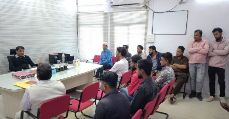 दुकानदार और ठेले वालो को निगमायुक्त ने किया ताकीद, लाइन के पीछे रहें जप्ती से बचे