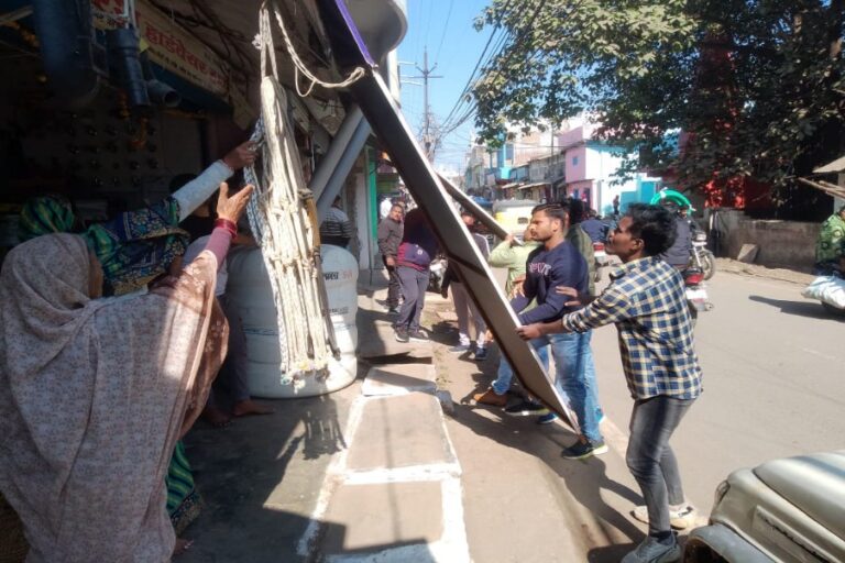 बहुप्रतीक्षित अतिक्रमण की करवाई, निगम ने कराया रास्ता क्लीयर