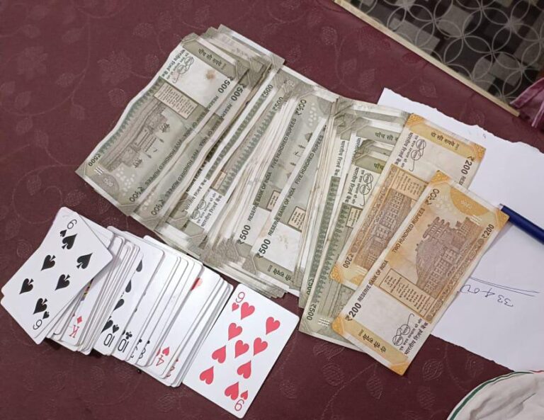 सागर में जुआ खेलते 11 जुआरी गिरफ्तार, फड़ से पौने दो लाख जब्त