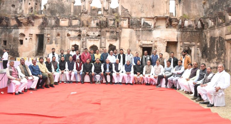 सागर में किला परिसर में आयोजित हुई क्षत्रिय महासभा के संरक्षक मंडल की बैठक