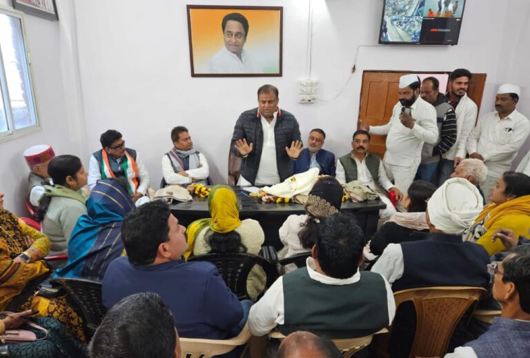 कांग्रेस के राष्ट्रीय सचिव चंदन यादव ने ली शहर जिला कांग्रेस की बैठक, कार्यकर्ता प्रतिबद्धता के साथ पार्टी का काम करें- चंदन यादव