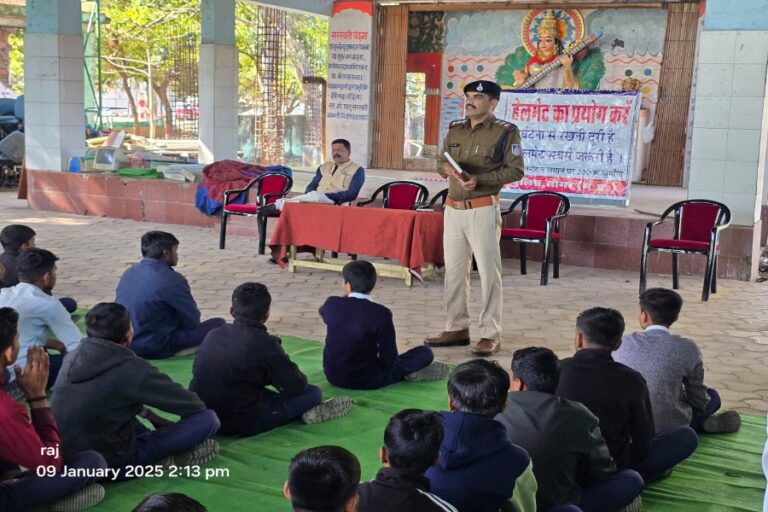 स्कूल में लगाई सागर यातायात पुलिस ने क्लास,नियमों का पढ़ाया पाठ