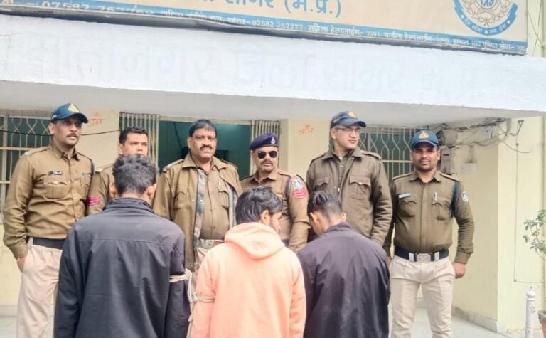 लूट कर भागे आरोपियों को मोटरसाईकिल सहित मय संपत्ति के व मंदिर में चोरी करने वाले आरोपी गिरफ्तार 