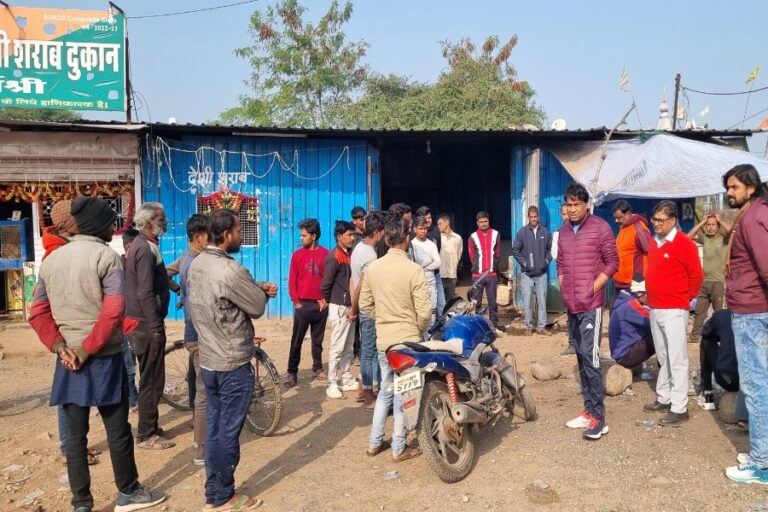 सागर में शराब दुकान, नमकीन पानीपाउच विक्रेता और भूस्वामी पर निगमायुक्त ने लगाया 30 हजार रुपये का जुर्माना