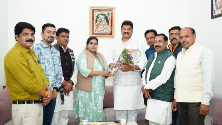 नव नियुक्त भाजपा जिला ग्रामीण अध्यक्ष ने की मंत्री राजपूत से सौजन्य भेंट