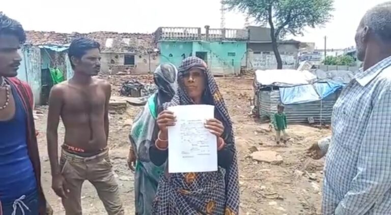 प्रशासन ने अतिक्रमण हटाकर भूमि को किया अतिक्रमण मुक्त