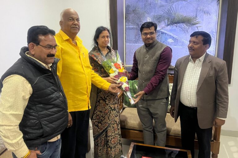 भारतीय डाक विभाग के अधिकारियों ने महापौर से मुलाकात की