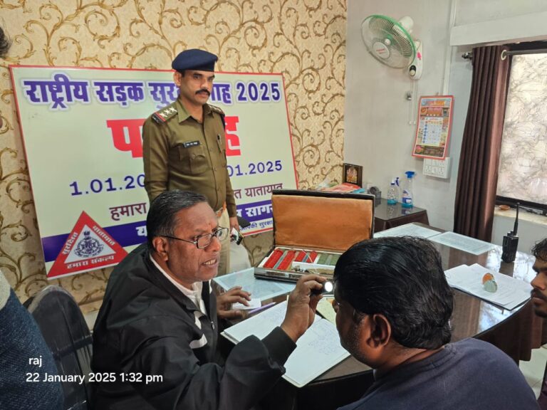 सड़क दुर्घटनाओं की रोकथाम हेतु यातायत पुलिस द्वारा वाहन चालकों का नेत्र परीक्षण