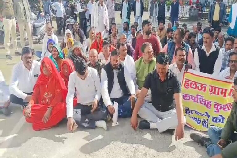 हत्या के मामलें में न्याय की मांग करने एसपी कार्यलय पहुँचे लोग, आक्रोशित लोगों में लगाये नारे