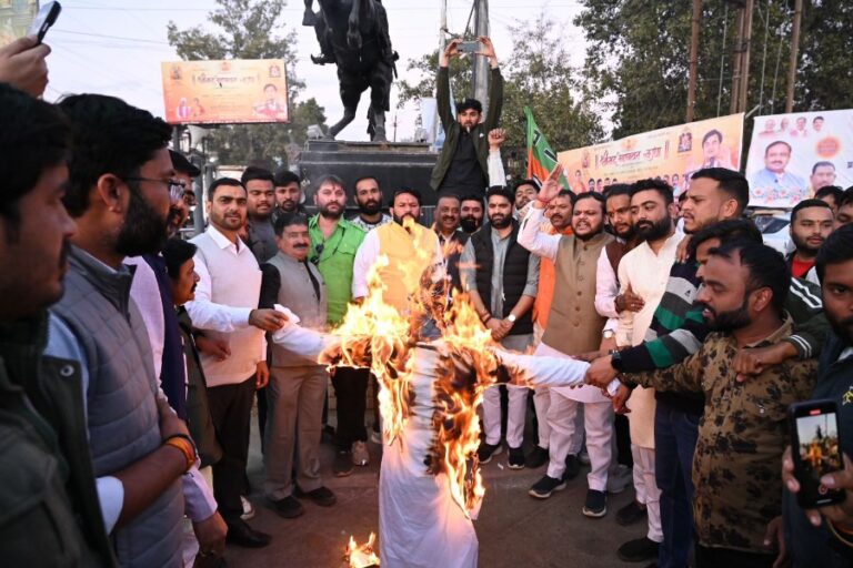 सागर में भाजपाइयों ने काँग्रेस लीडर खड़गे का पुतला फूंका,जमकर की नारेबाजी