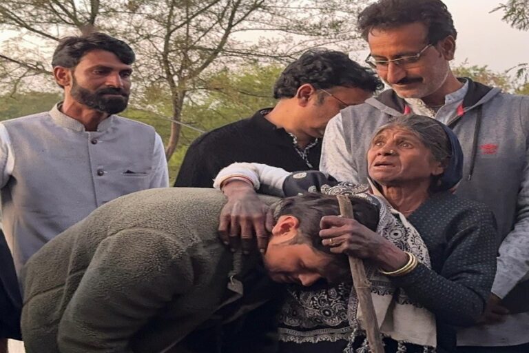 वृद्धा का मकान जला समान भी हुआ खाक, आकाश राजपूत मौके पर पहुँचे की डेढ़ लाख रुपये की फ़ौरन मदद