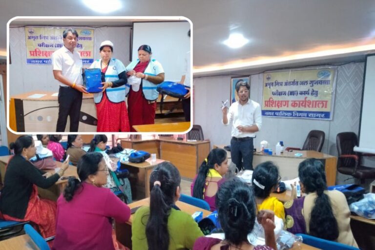 सागर में निगमायुक्त ने स्वसहायता समूह की महिलाओं को जल गुणवत्ता जांचने किट व सामग्री प्रदान की