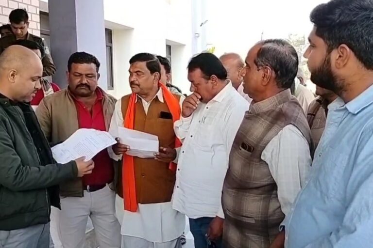 सागर में सरपंच की हत्या से आक्रोशित सरपंच संघ ने सौंपा ज्ञापन