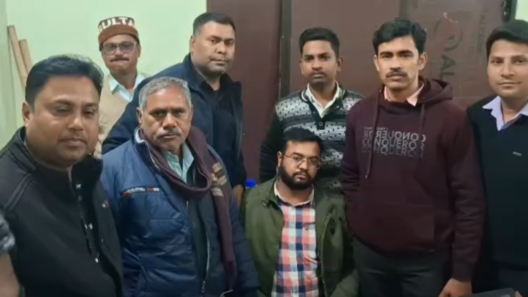 बंडा में पटवारी 10 हजार रुपये की रिश्वत लेते रंगे हाथ गिरफ्तार