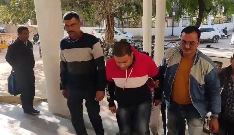 लोकायुक्त पुलिस ने उप यंत्री को 20,000 रिश्वत लेते रंगे हाथों पकड़ा