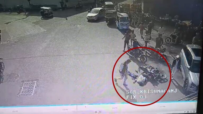 यात्री बस की चपेट में आए पिता-पुत्र की मौत, गुस्साए लोगों ने किया चक्काजाम