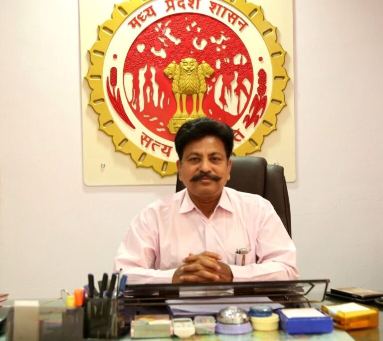 संभागायुक्त ने भाड़े के शिक्षक से संस्था में बच्चों को पढ़ाये जाने के संबंध में संलिप्त शिक्षा अधिकारियों को किया निलंबित