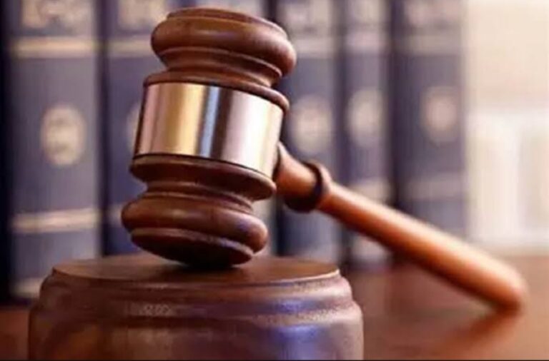 भीड़ का फायदा उठाकर मोबाइल चोरी करने वाले आरोपी को सजा और जुर्माना