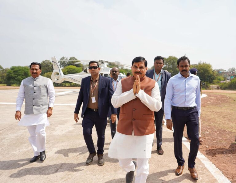 मुख्यमंत्री डॉ. यादव का गढ़ाकोटा में हेलीपैड पर हुआ आत्मीय स्वागत