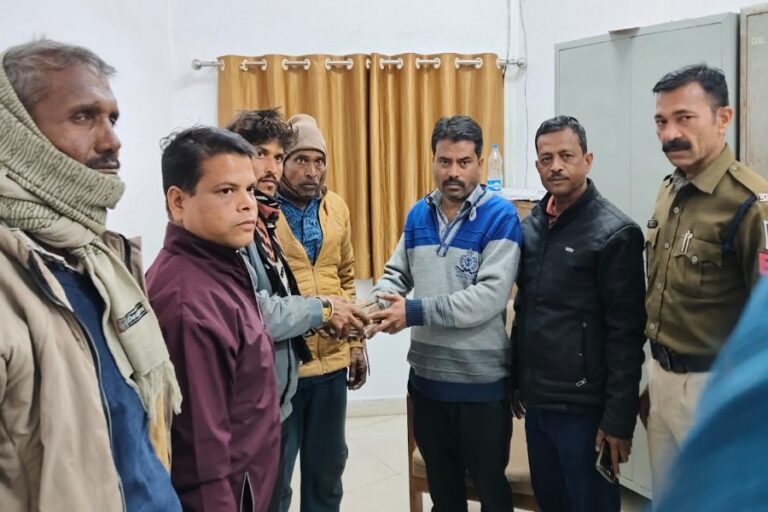 कलेक्टर संदीप जी आर की पहल पर मजदूरों के बकाया 3 लाख रुपये का हुआ भुकतान