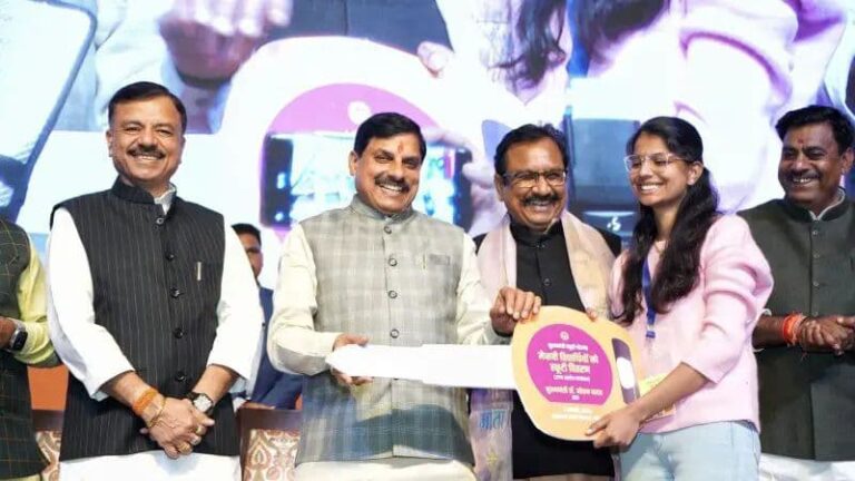 MP के सरकारी स्कूलों से 12वीं में टॉप करने वाले 7,800 छात्रों को मिली स्कूटी, CM ने बच्चों से की बात