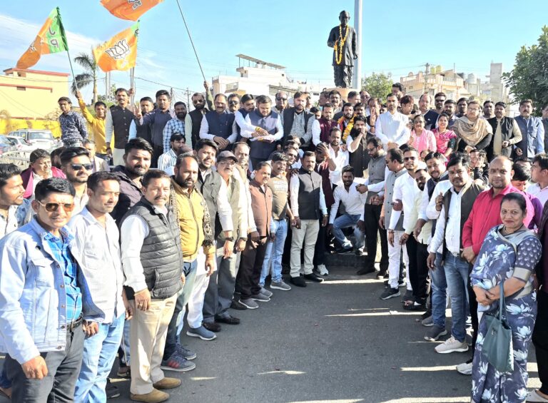 दिल्ली जीत के जश्न में जमकर थिरके जिला अध्यक्ष संग भाजपा कार्यकर्ता