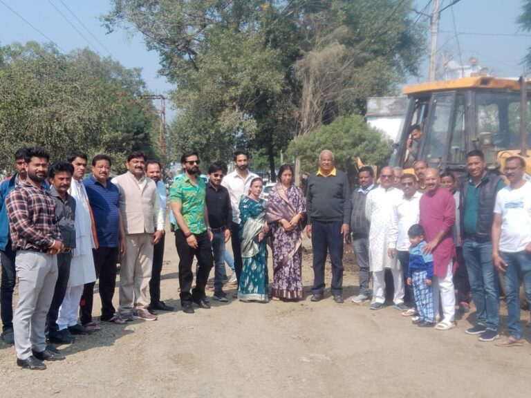 महापौर ने एम आईं सी सदस्यों एवं पार्षदों के साथ गिरधारी पुरम सड़क निर्माण कार्य का निरीक्षण किया