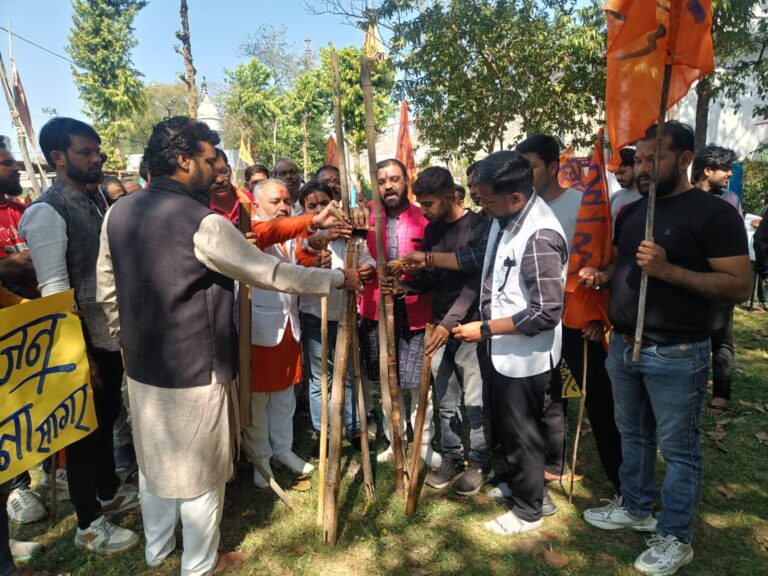 शिवसेना ने डण्ड पूजन कर दी वेलेनटाईन डे का विरोध करने की चेतावनी