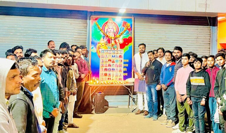 पुलवामा में शहीद हुए वीर सैनिकों को श्रद्धांजलि अर्पित की गयी